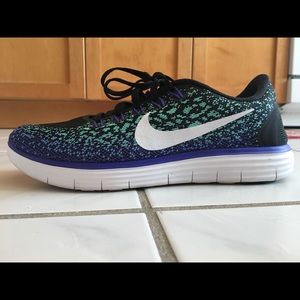 NIKE Women’s FREE RN DISTANCE sneakers